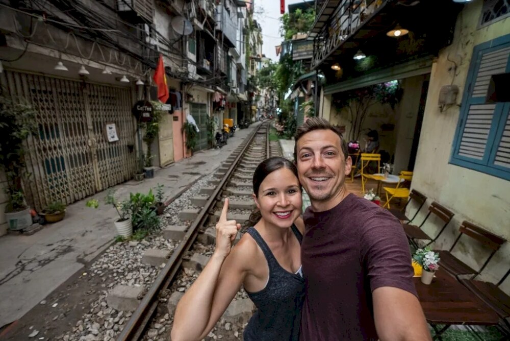 Tourists love capturing the scenery and checking in at Hanoi Train Street (Source: Internet)